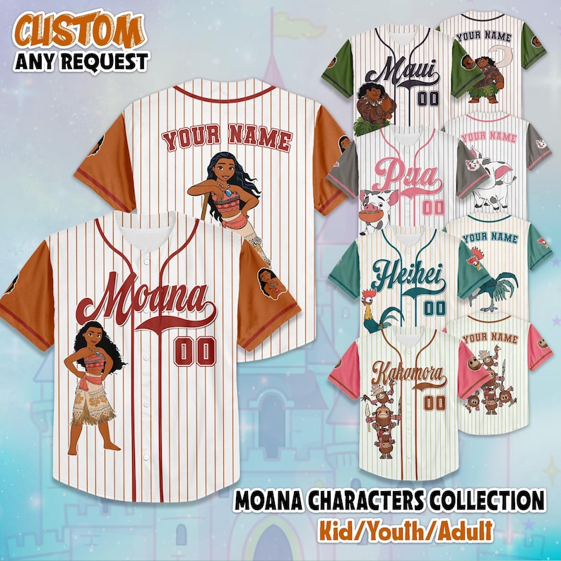 Puede incluir: Camisetas de b&eacute;isbol con personajes de la pel&iacute;cula Moana. Las camisetas son blancas con rayas finas y mangas marrones. Cada camiseta tiene el nombre y el n&uacute;mero de un personaje en la parte delantera, con arte de personajes. El texto "CUSTOM ANY REQUEST" est&aacute; en la parte superior.