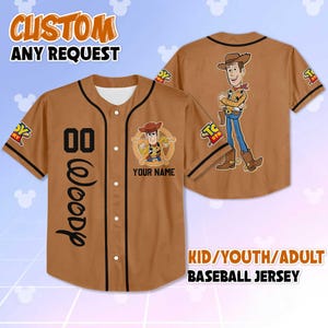 Puede incluir: Camiseta de b&eacute;isbol marr&oacute;n con ribete negro, con un gr&aacute;fico de dibujos animados de Woody. La camiseta tiene el texto "CUSTOM ANY REQUEST" en la parte superior, "00" y "Woody" en la parte delantera y "YOUR NAME" debajo del gr&aacute;fico de Woody. El texto "KID/YOUTH/ADULT BASEBALL JERSEY" est&aacute; en la parte inferior.
