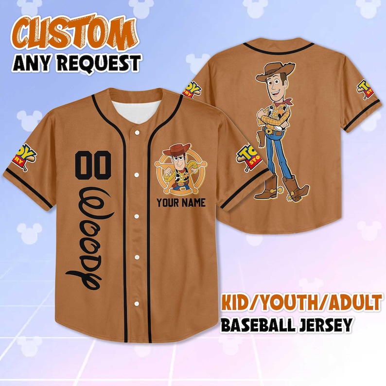 Puede incluir: Camiseta de b&eacute;isbol marr&oacute;n con ribete negro, con un gr&aacute;fico de dibujos animados de Woody. La camiseta tiene el texto "CUSTOM ANY REQUEST" en la parte superior, "00" y "Woody" en la parte delantera y "YOUR NAME" debajo del gr&aacute;fico de Woody. El texto "KID/YOUTH/ADULT BASEBALL JERSEY" est&aacute; en la parte inferior.