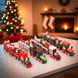 Könnte beinhalten: Eine Sammlung farbenfroher Weihnachtszüge. Jeder Zug hat ein rot, grün und weißes Farbschema mit dekorativen Elementen wie Schneemännern und Weihnachtsbäumen. Die Züge sind auf einer weißen Oberfläche angeordnet.