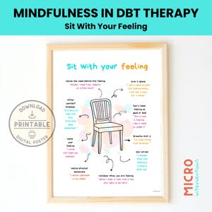 Könnte beinhalten: Ein gerahmtes digitales Poster mit dem Text "MINDFULNESS IN DBT THERAPY" und "Sit With Your Feeling". Das Poster zeigt eine Strichzeichnung eines Stuhls, umgeben von Textblasen mit Achtsamkeitsaufforderungen. Ein kreisförmiges "DOWNLOAD PRINTABLE"-Logo befindet sich in der Ecke.
