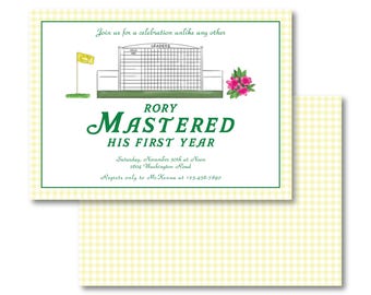 Op de afbeelding: Een witte uitnodigingskaart met een groene rand en een geel ruitpatroon. De kaart bevat een illustratie van een golfbaan en de tekst "Rory Mastered His First Year". Extra tekst bevat de datum, tijd en locatie van een evenement.
