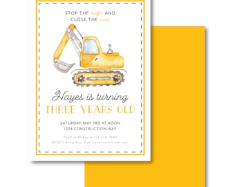 Puede incluir: Una invitación de cumpleaños con una ilustración de una excavadora amarilla. El texto dice "Hayes cumple TRES AÑOS" con detalles del evento. La invitación tiene un fondo blanco con un borde amarillo y un reverso amarillo liso.