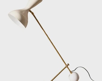 Lámpara de escritorio moderna de mediados de siglo en color crema y latón con brazo ajustable, estilo italiano, inspirada en Stilnovo, lámpara de mesa del siglo XX, hecha a mano.