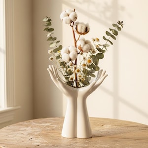 Elegante handen met bloemenvaas - uniek keramisch handvormig huisdecor, modern sculpturaal schip, doordacht cadeau voor haar