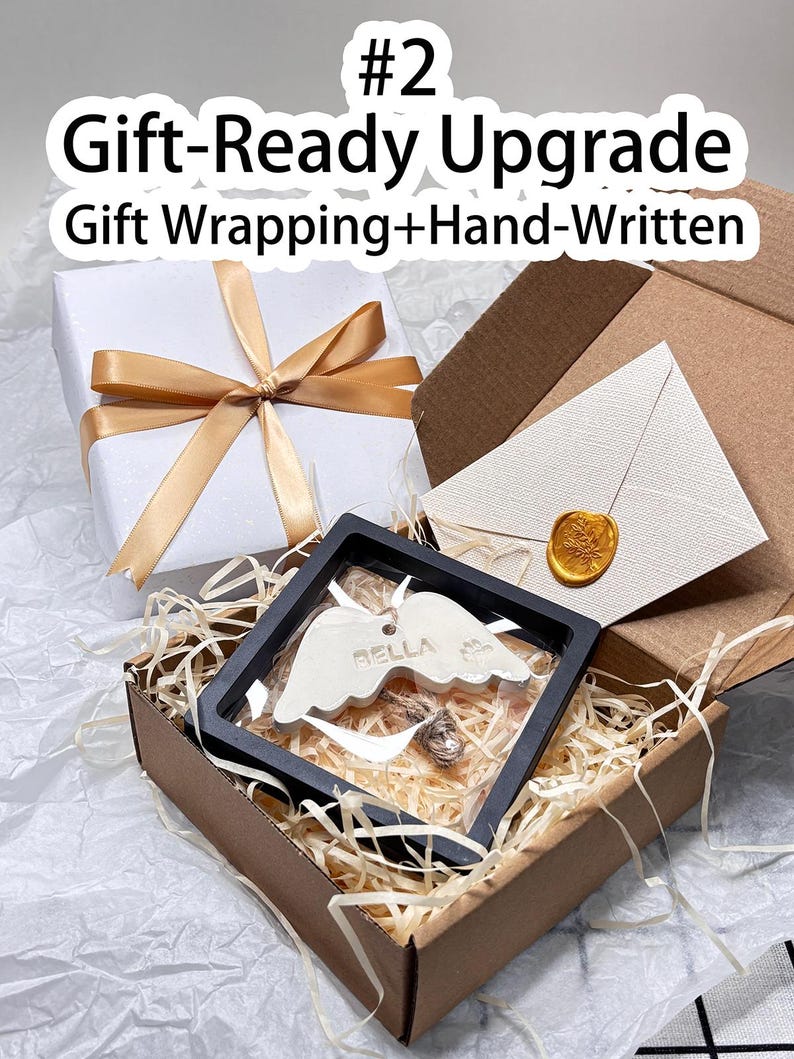 K&ouml;nnte beinhalten: Eine Geschenkbox mit wei&szlig;em Deckel und goldenem Band, eine braune Box mit einem Geschenk darin und ein wei&szlig;er Umschlag mit einem goldenen Siegel. Das Geschenk in der braunen Box ist ein wei&szlig;er Engelsfl&uuml;gel mit dem Namen "BELLA". Text auf dem Bild lautet "Gift-Ready Upgrade".