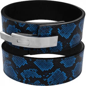 Puede incluir: Dos cinturones de halterofilia apilados uno encima del otro. Los cinturones tienen un interior negro y un patrón de piel de serpiente azul en el exterior. Una hebilla de metal plateado es visible en el cinturón superior.