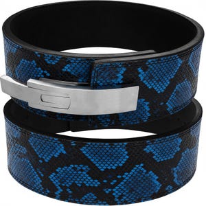 Puede incluir: Dos cinturones de halterofilia apilados uno encima del otro. Los cinturones tienen un interior negro y un patr&oacute;n de piel de serpiente azul y negro en el exterior. Una hebilla de metal plateado es visible en el cintur&oacute;n superior.