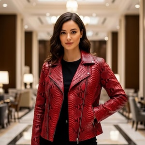 Pode incluir: Casaco de couro vermelho com padrão de pele de cobra. O casaco tem um estilo motociclista clássico com fecho de correr e gola entalhada. O casaco é de cor vermelha vibrante e parece ser feito de couro de alta qualidade.