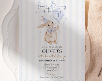 Puede incluir: Invitación de cumpleaños a rayas azules y blancas con una ilustración de un conejito con un globo. El texto dice "Some Bunny is Turning 1" e incluye detalles de la fiesta.