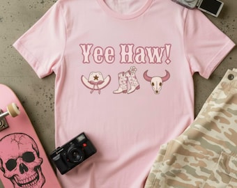 Rosa Girly Pop Cowgirl T-shirt | Western Boots & Hat Graphic T-shirt (Komfortfärger 1717)