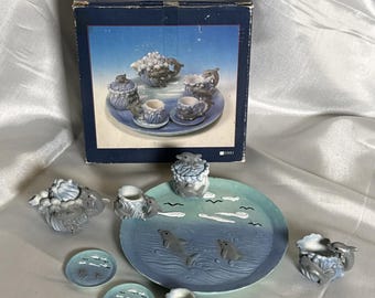 Vintage miniatyr teservis från 1990-talet, delfin, hav, från 1995