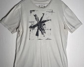 Vintage Guess X Invisible Children 2006 Anti War Graphic T-shirt Herr XL Vit