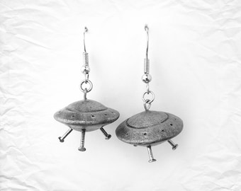 Flying Saucer Alien Earrings / Space earrings / Spacecraft earrings