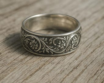 Anillo de plata de ley con flor grabada a mano, banda con filigrana detallada