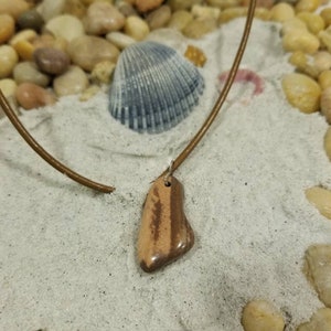 Colgante de piedra marrón y bronceado