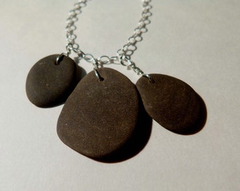 Halsband med strandstenar och sterlingsilver