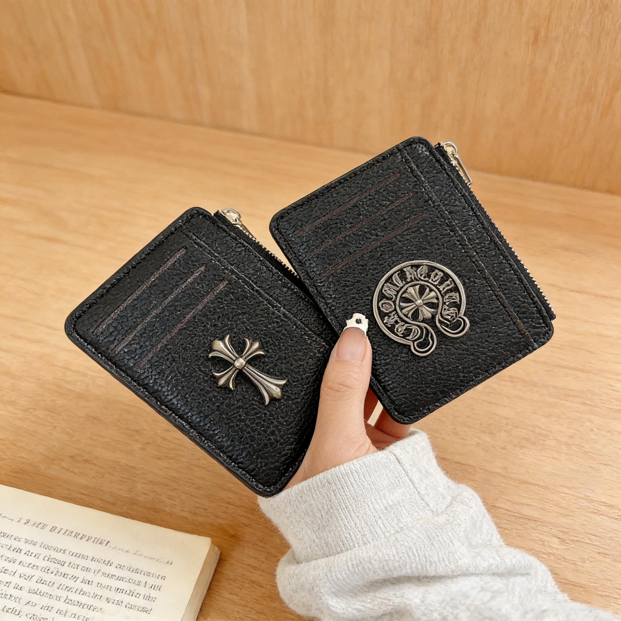 Portafoglio In Pelle Nera Con Cuori Cromati &ndash; Stile Alternativo Uomo &ndash; Porta Carte