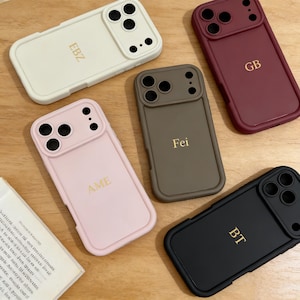 Coque iPhone tissée sur mesure : initiale personnalisée, monogramme artisanal