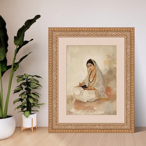 Puede incluir: Obra de arte enmarcada que representa a una mujer con vestimenta tradicional, sentada y escribiendo en un libro. La pintura tiene una paleta de colores suaves con tonos dorados y crema. El marco es ornamentado con un acabado dorado. La obra se exhibe en una pared junto a plantas en macetas.