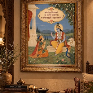 Könnte beinhalten: Ein gerahmter Wandkunstdruck, der eine Szene aus der Bhagavad Gita mit Krishna und Arjuna darstellt. Das Kunstwerk zeigt Sanskrit-Text in einem dekorativen wolkenförmigen Rahmen, einen Pfau, eine weiße Kuh und eine Landschaft mit Pavillon.