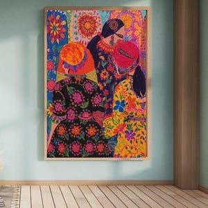 Peut inclure: Une œuvre d'art encadrée représentant trois personnages vêtus de vêtements aux motifs floraux colorés. Les personnages sont vus de dos, avec des teintes vibrantes d'orange, de noir, de jaune et de rose. Le fond est un patchwork de motifs floraux.