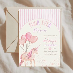 Pode incluir: Um cartão de convite de aniversário com um unicórnio em aquarela com crina rosa, segurando balões rosas redondos e em forma de coração. O texto diz Four Ever Magical, Hesley's 4th Birthday, 15 de junho, 17h, com endereço e detalhes RSVP em um fundo listrado.