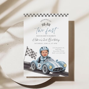 Op de afbeelding: Een verjaardagsuitnodigingskaart met een lichtblauwe raceauto met een kind in een helm, een geblokte vlag en de tekst Growing Up Two Fast Race On Over To Celebrate Hebron's 2nd Birthday Saturday, June 15, at 4PM, 123 Anywhere St., Any City, Any state.