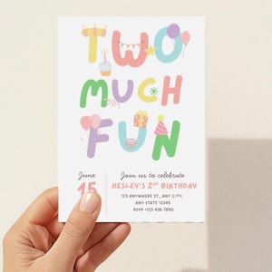 Könnte beinhalten: Eine rechteckige Geburtstagseinladungskarte mit dem bunten Text TWO MUCH FUN sowie Illustrationen von Luftballons, einem Cupcake, einem Geschenk und einem Partyhut. Die Karte enthält das Datum 15. Juni und Details zum 2. Geburtstag von Hesley.