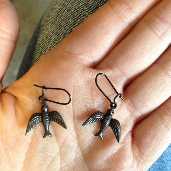 Retro black sparrow earrings