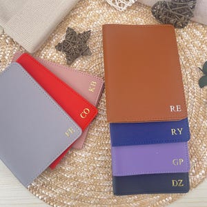 Funda de pasaporte de cuero personalizada, funda de pasaporte de cuero vegano con iniciales grabadas, etiqueta de equipaje y funda de pasaporte personalizadas, billetera para pasaporte