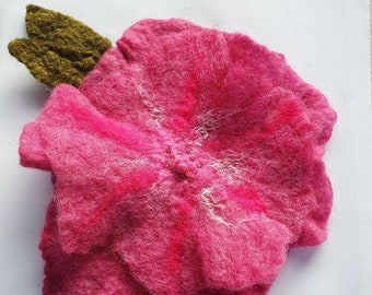 Handgefilzte rosa Blume mit weißer Seide und rosa reflektierender Perle in der Mitte