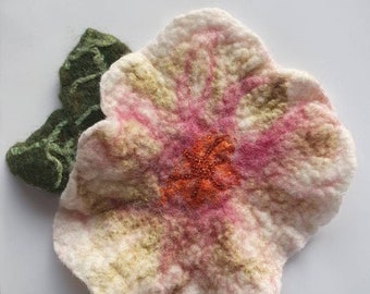 Handgefilzte Anstecknadel aus Merinowolle in weiß, orange und rosa