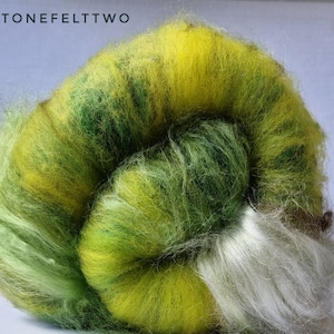 Green, yellow & white Art Batt for felting or spinning made of Merino Wool, Coopworth, Corriedale, Alpaca, Mohair and BFL Locks &#39;Wattle&#39; 62g