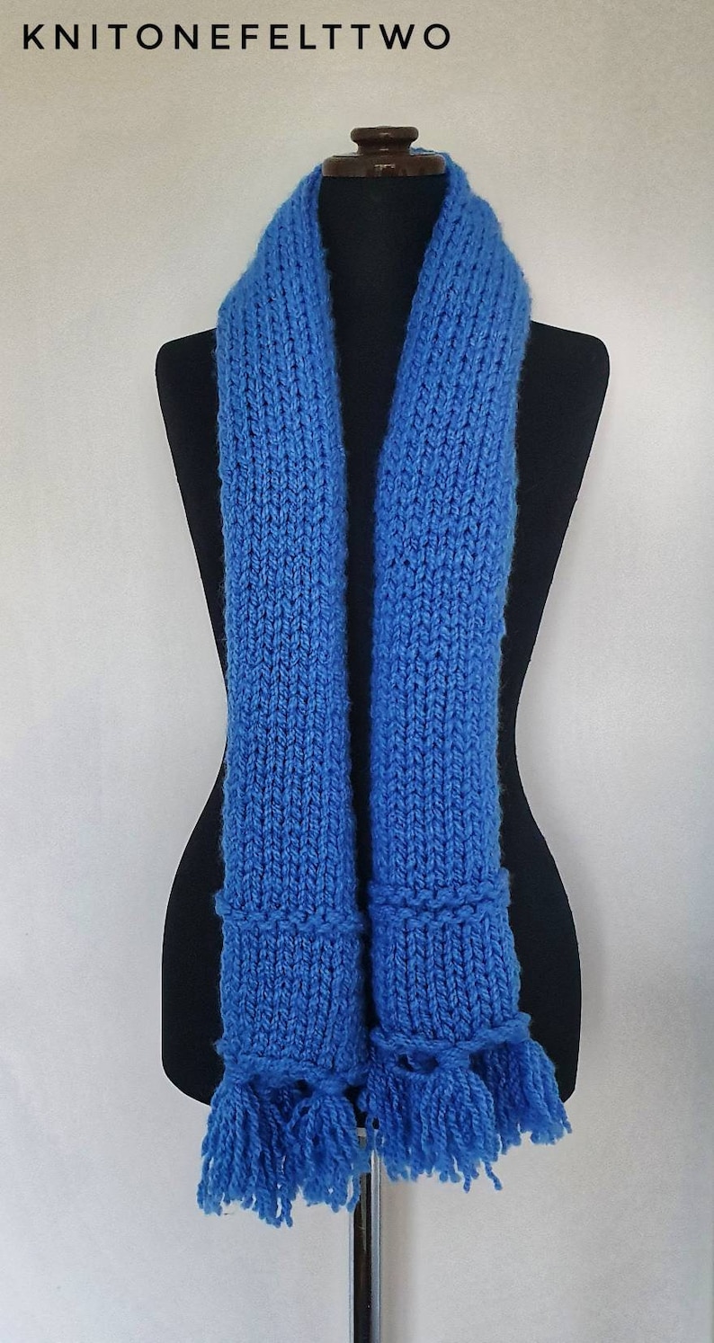 Vintage chunky knitted blue scarf
