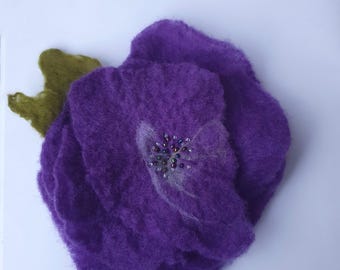 Handgefilzte Blume aus lila Merinowolle mit perlenbesetzter Mitte als Corsagenbrosche