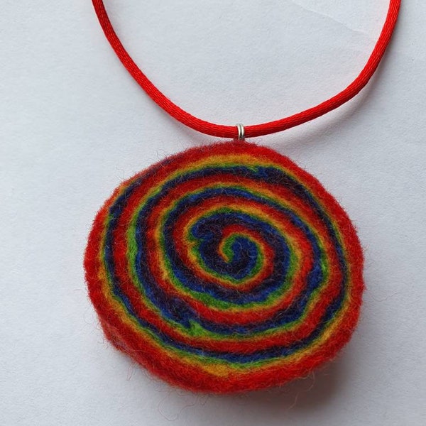 Handgefilzte Spirale aus roter, oranger, gelber, grüner, blauer und violetter Wolle an einer roten Satin-Kordel