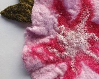 Handgefilzte große rosa und weiße Blume aus Seide mit Kristallperlen Detail als Anstecknadel