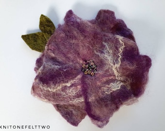 Handgefilzte Anstecknadel in lila und weiss aus Merinowolle und Seide mit Glasperlen