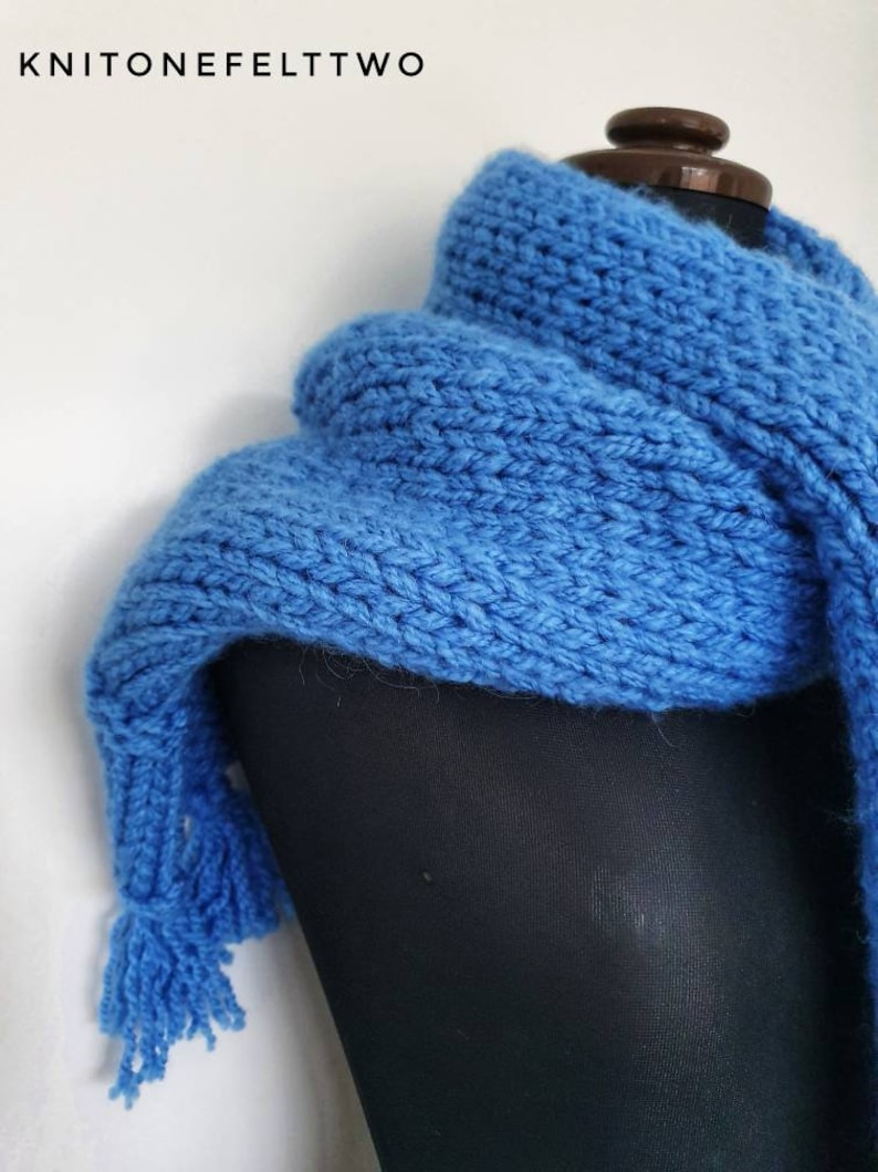 Vintage chunky knitted blue scarf