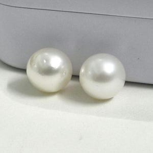 8.80mm White South Sea Pearl: AA Luster Round Gemstone