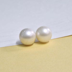 13.5mm White South Sea Pearl: Round A Luster Gemstone