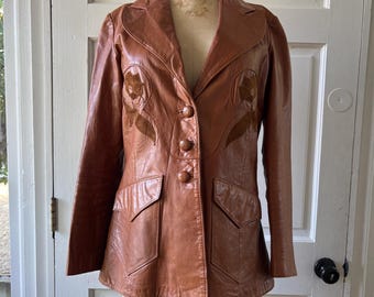 Giacca vintage anni '70 di Crae Carlyle in pelle color caramello con motivo a rose in camoscio.