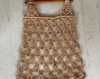 Borsa da mercato vintage anni '70 in macramè con manici in legno, ideale per l'estate.