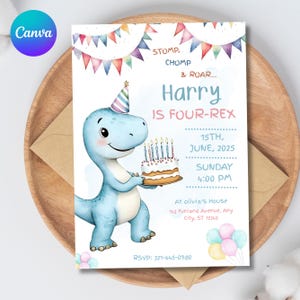Op de afbeelding: Een verjaardagsuitnodiging met een lichtblauwe dinosaurus die een taart vasthoudt. De tekst luidt "Harry IS FOUR-REX" met datum en tijd. Het ontwerp bevat kleurrijke slingers en ballonnen. Het Canva-logo staat linksboven.
