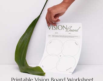 Peut inclure: Une feuille de travail de tableau de vision imprimable avec le texte "VISION Board" et les mots "Santé", "Bien-être" et "Relation". Une feuille verte et une main tenant la feuille de travail sont également visibles.