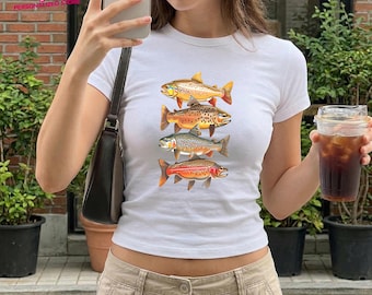 Camiseta infantil con estampado de truchas, top corto con gráfico de truchas coloridas estilo Y2K, top con estética bohemia de pesca al aire libre, regalo para amantes de la pesca de truchas.