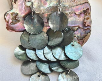 Orecchini pendenti a forma di conchiglia iridescenti – Orecchini pendenti fatti a mano da 7,6 cm con ganci in argento – Gioielli leggeri ispirati all'oceano