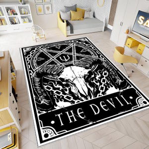 Peut inclure: Tapis noir et blanc avec un crâne de bélier, un pentagramme et le texte "THE DEVIL". Le tapis a un thème gothique, avec des détails de chaînes et de flammes. Le design est centré sur un tapis rectangulaire. Idéal pour un salon ou une chambre.