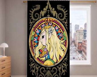 Könnte beinhalten: Ein schwarzer Vorhang mit einer zentralen, kreisförmigen Illustration im Buntglas-Stil, die eine blonde Figur mit spitzen Ohren zeigt. Das Design enthält komplizierte goldene Filigranmuster oben und unten auf schwarzem Grund.